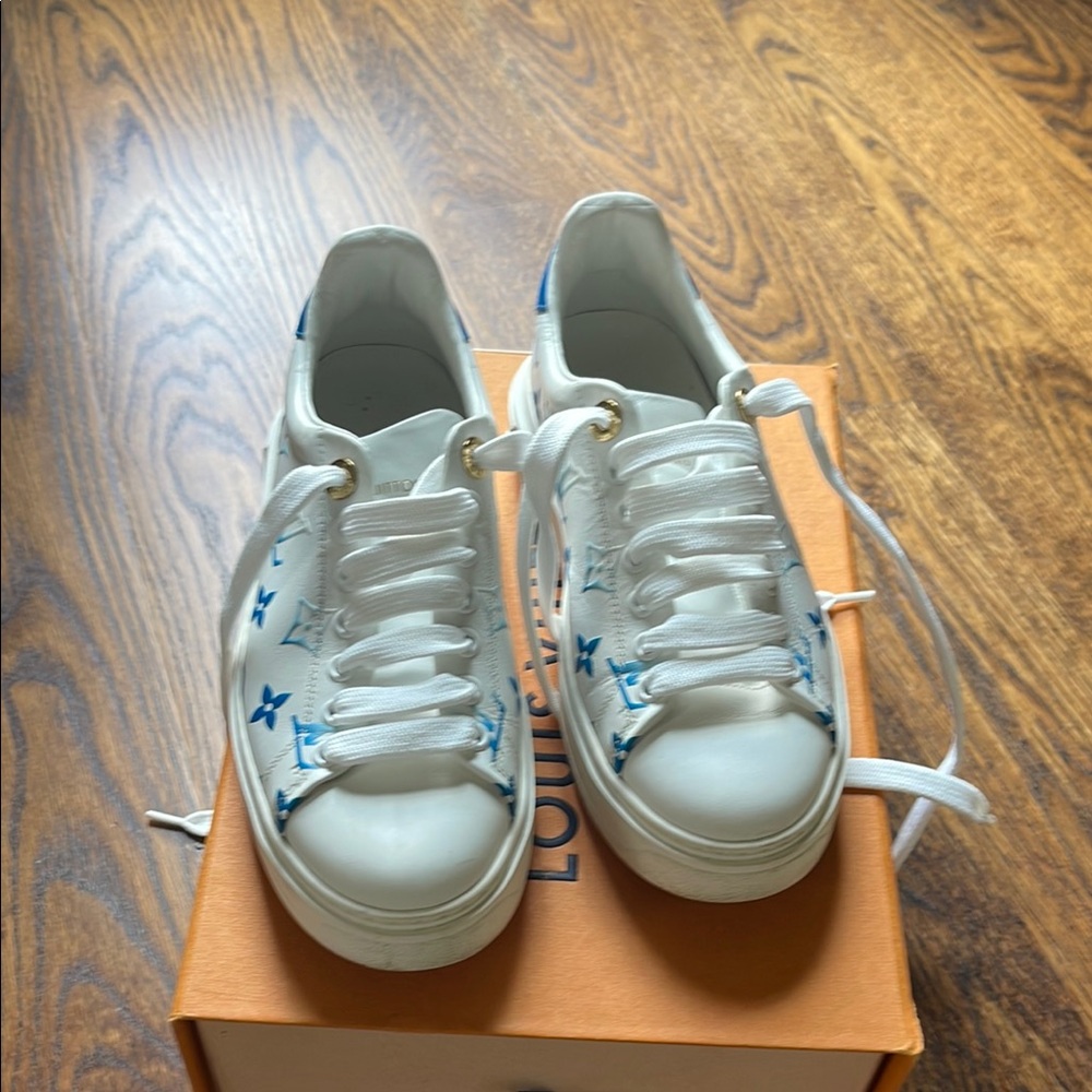 Louis Vuitton sneakers 35